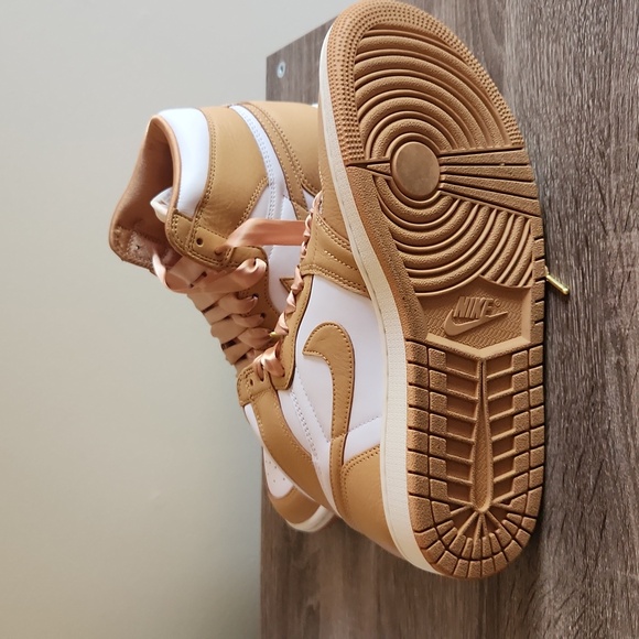 Women Jordan 1s Retro Praline - Picture 4 of 5